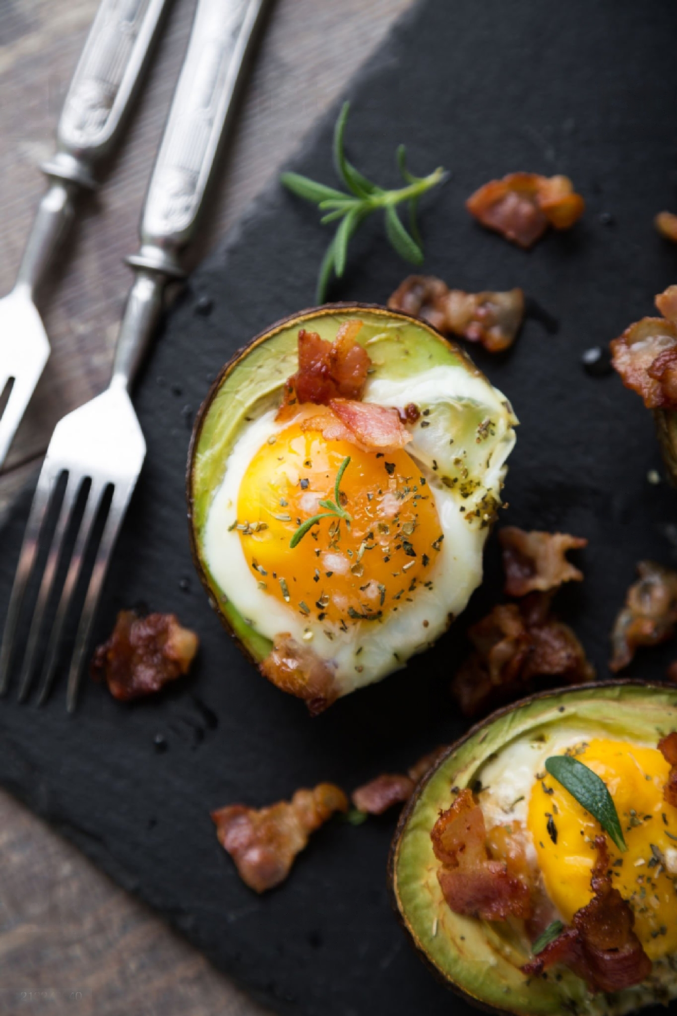 Resepti | Munalla ja pekonilla täytetty avokado 